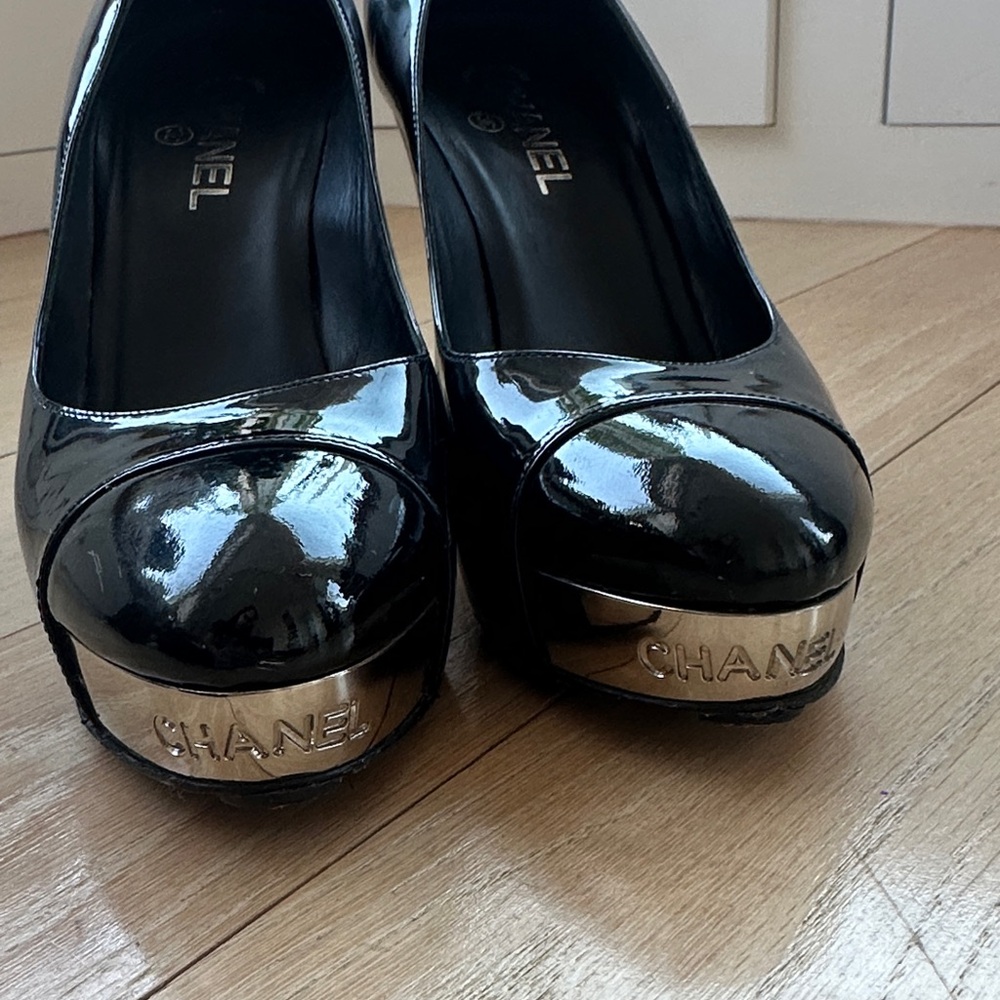CHANEL Black and Silver Patent Leather Heels - Picture 3 of 11